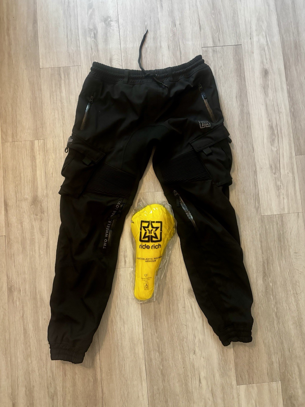 Ride Rich Unit 16™ Armoured Softshell Cargo Joggers {Black} - size Large