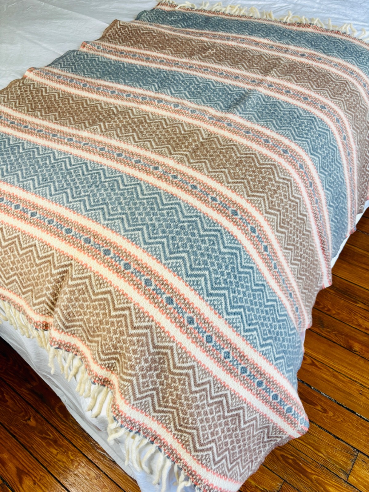 NICE VTG FARIBO FARIBAULT BLUE&TAN WOOL SOUTHWEST WOVEN FRINGED THROW BLANKET