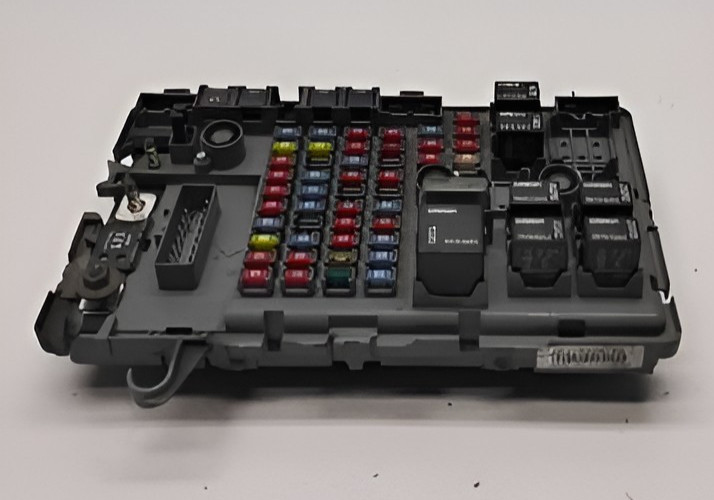 2003-2007 Chevrolet Express Van 1500 2500 3500 Engine Fuse Box OEM
