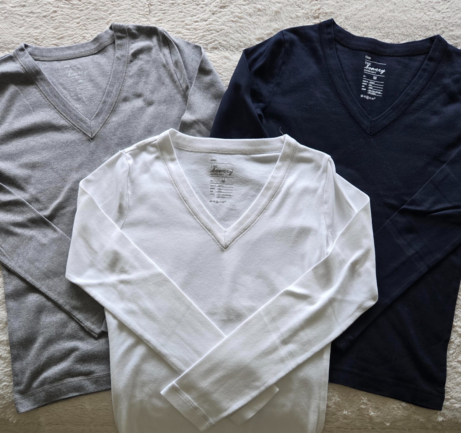 GAP WOMEN\'S LONG SLEEVE V NECK TOPS in SIZE MEDIUM-LOT OF 3-GRAY, BLACK & WHITE