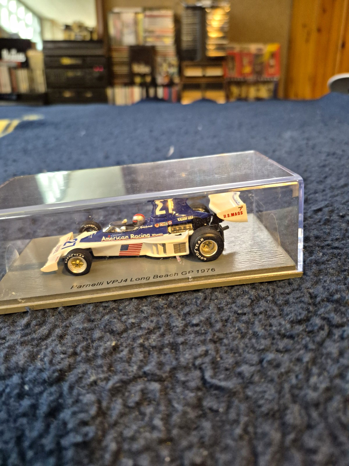 Mario Andretti. Spark Parnelli VPJ4 1976 #27 Diecast 1:43 Model w/ Case Stand Mario Andretti. Spark Parnelli VPJ4 1976 #27 Diecast 1:43 Model w/ Case Stand