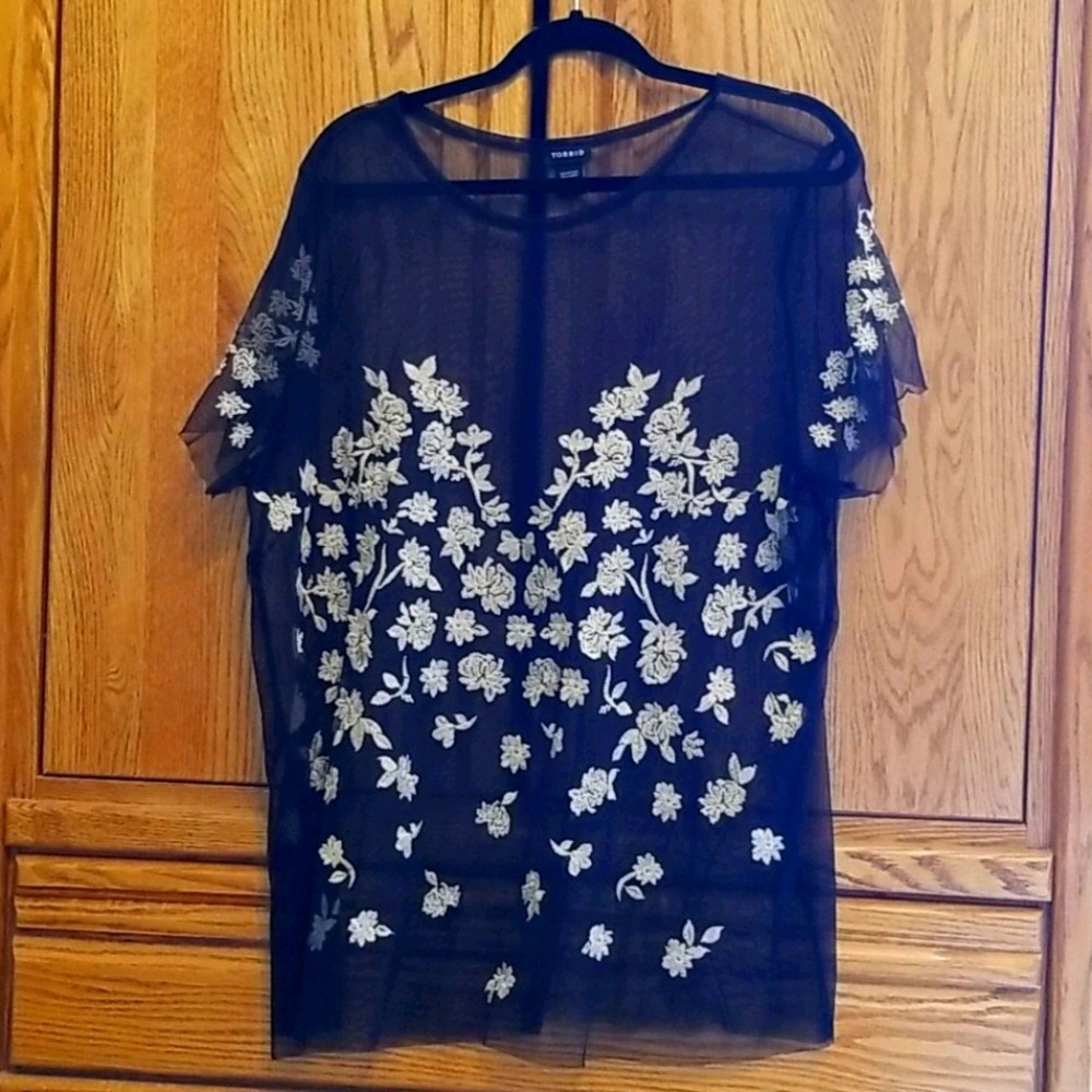 Short sleeve sheer blouse torrid size 3 Short sleeve sheer blouse torrid size 3