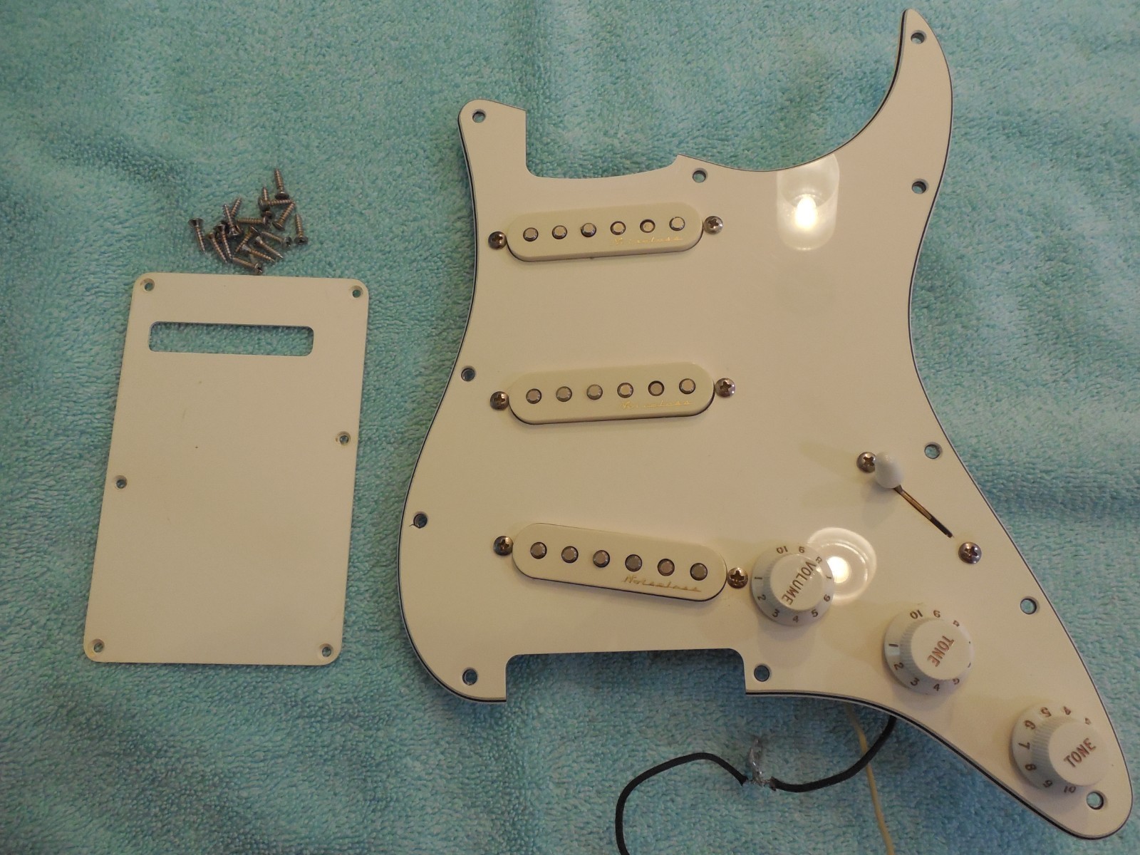 Fender Stratocaster Loaded Pickguard SSS Vintage Noiseless Upgraded Excellent