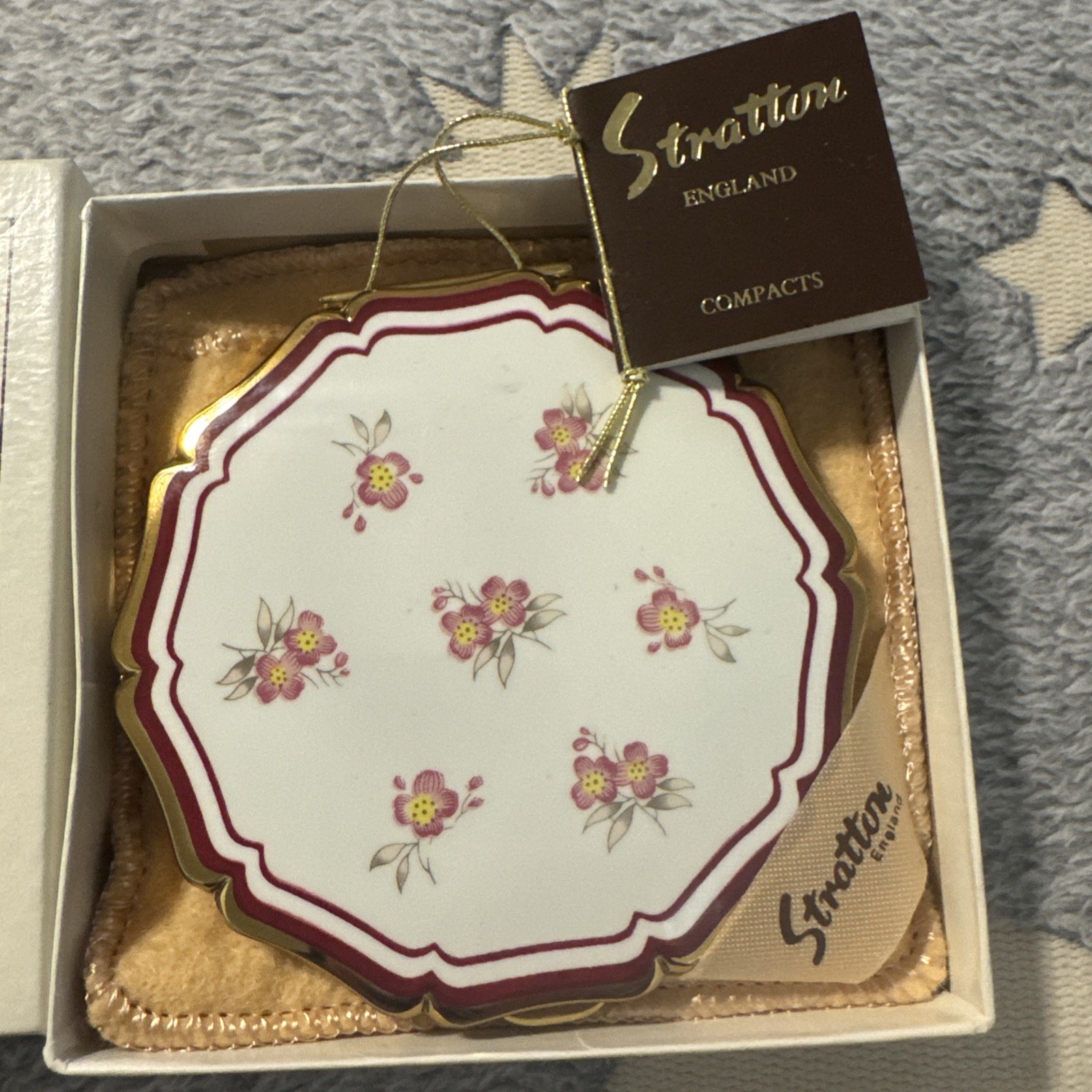 VTG Stratton  Enamel Pink Floral Bouquet compact purse Mirror Never Used NIB