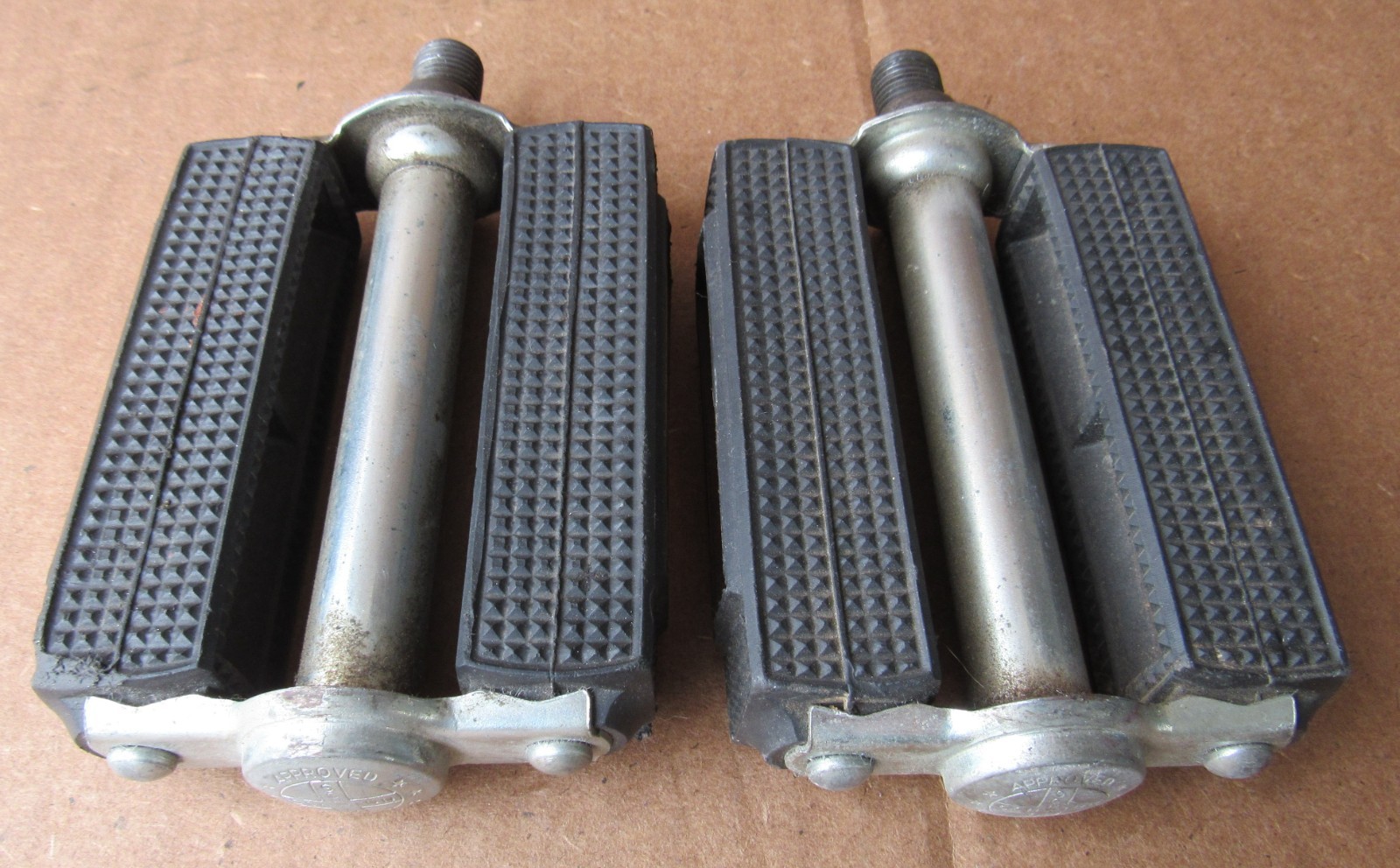 Vintage 1972 SCHWINN Sting Ray Fastback Krate Pedals *VERY GOOD CONDITION*