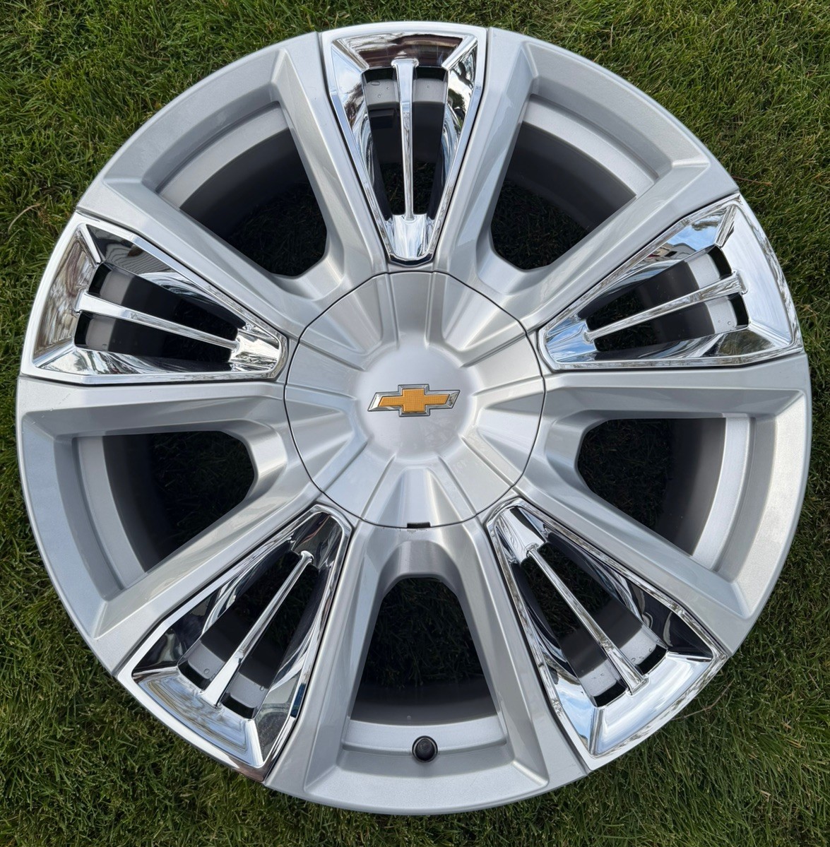 OEM Chevrolet Silver Chrome Insert Sierra Suburban Tahoe Rim 22x9 Factory 14046 OEM Chevrolet Silver Chrome Insert Sierra Suburban Tahoe Rim 22x9 Factory 14046