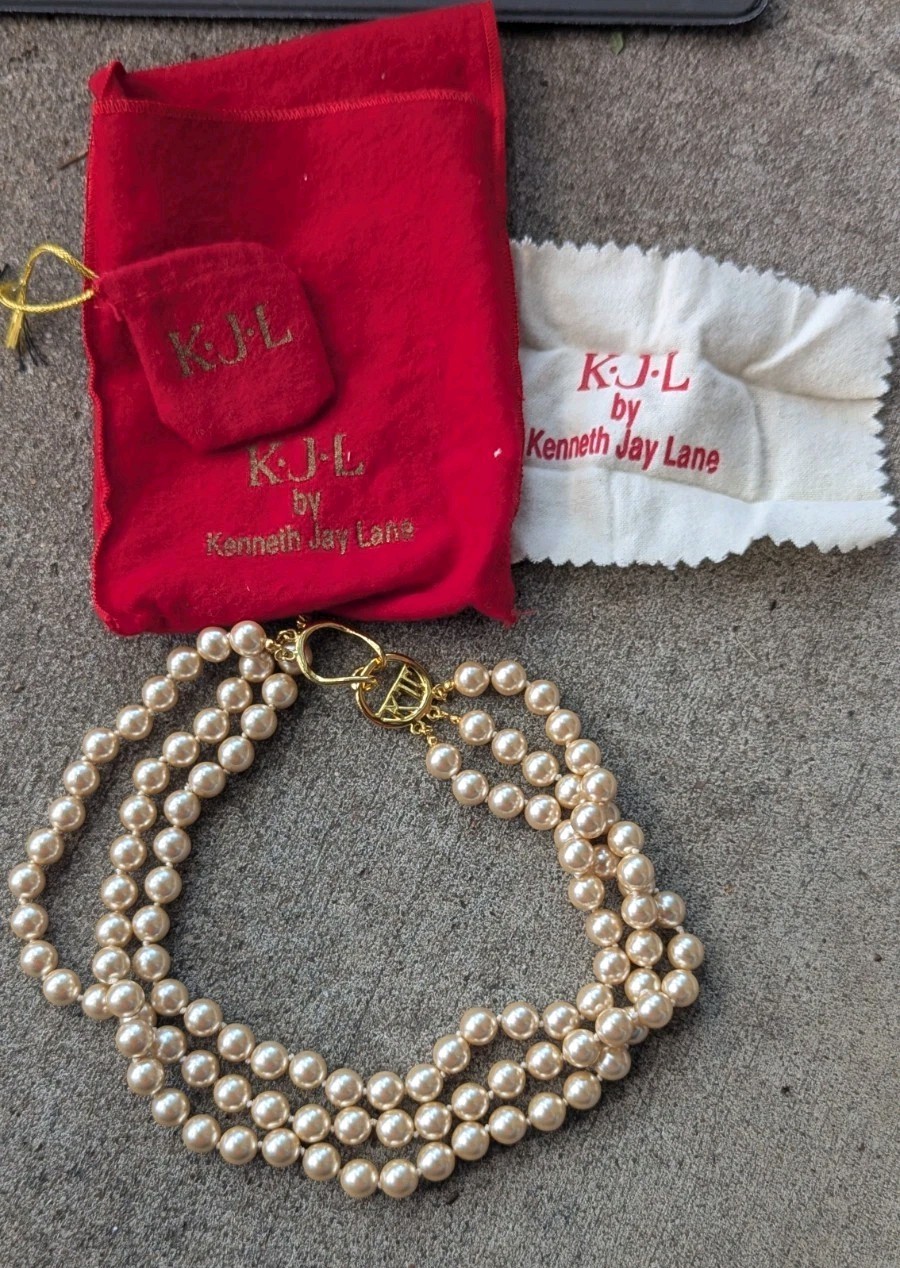 VINTAGE KJL KENNETH JAY LANE 3-STRAND FAUX PEARL GOLDTONE SIGNED NECKLACE ✨ VINTAGE KJL KENNETH JAY LANE 3-STRAND FAUX PEARL GOLDTONE SIGNED NECKLACE ✨