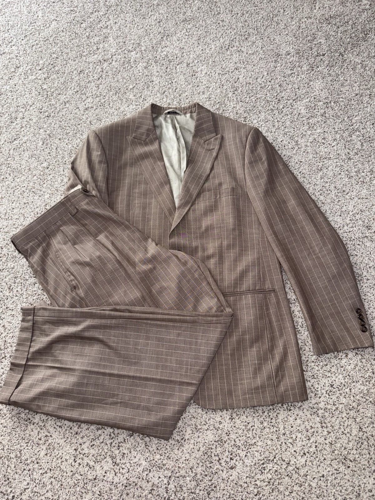 STEVE HARVEY CELEBRITY EDITION TAN/BROWN PINSTRIPE 2PC SUIT SIZE 44L/38L STEVE HARVEY CELEBRITY EDITION TAN/BROWN PINSTRIPE 2PC SUIT SIZE 44L/38L