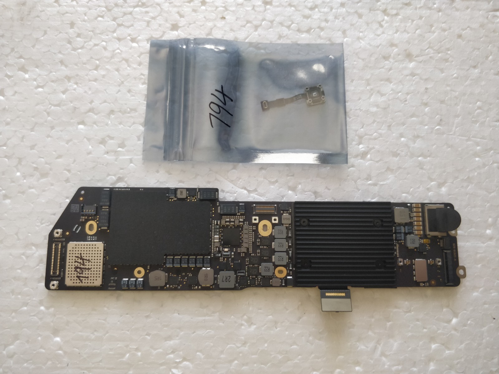 Apple Macbook Air A1932, 2018 Logic Board, i5 1.6GHz, 8GB, 128GB, MacOS Apple Macbook Air A1932, 2018 Logic Board, i5 1.6GHz, 8GB, 128GB, MacOS