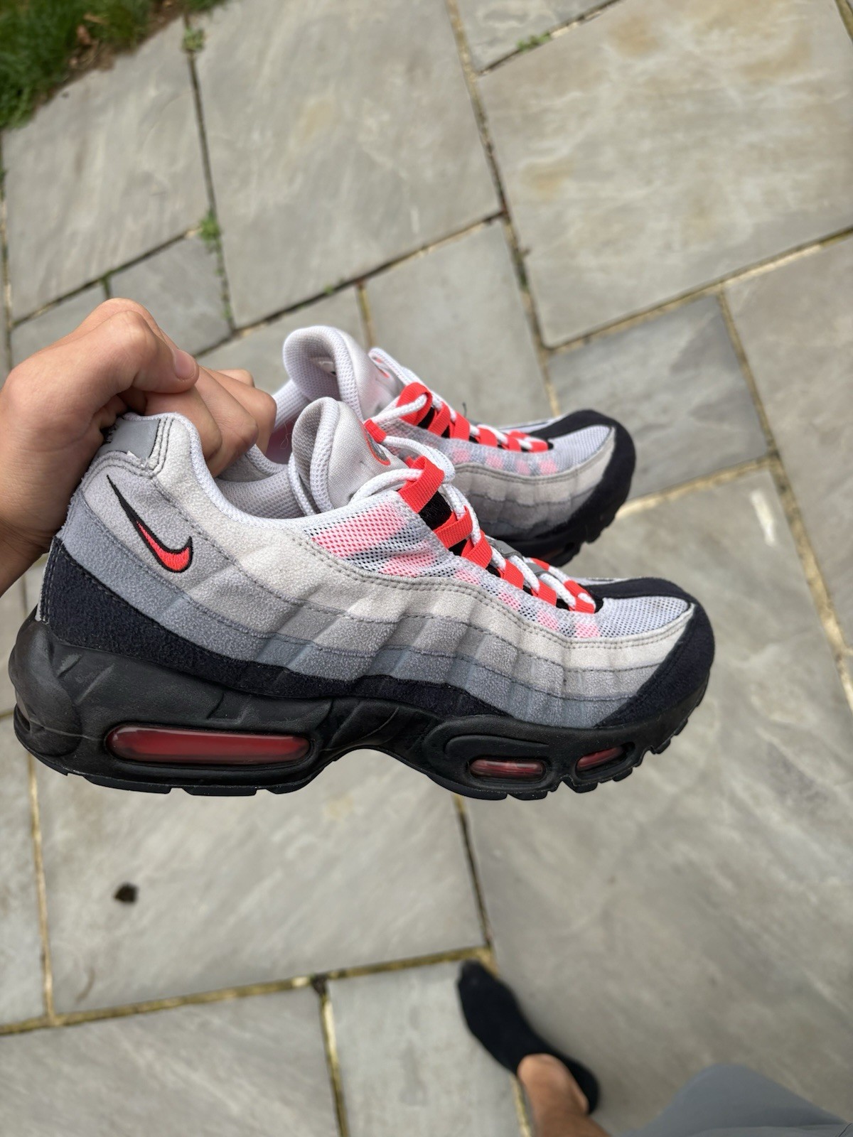 Nike Air Max 95 Men’s Low Top Lace Up Sneakers Gray Black Red Solid