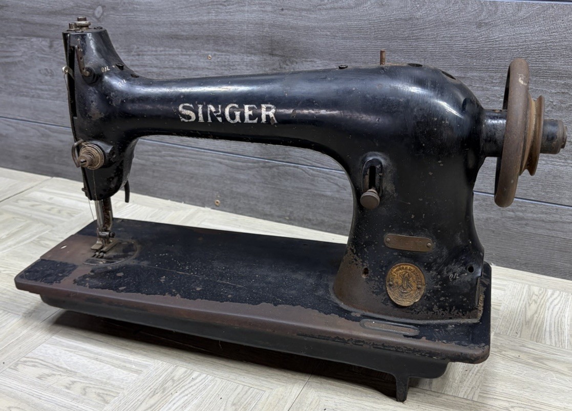Antique Industrial Singer 31-19 Metal Heavy Duty Sewing Machine As Is / Display Antique Industrial Singer 31-19 Metal Heavy Duty Sewing Machine As Is / Display