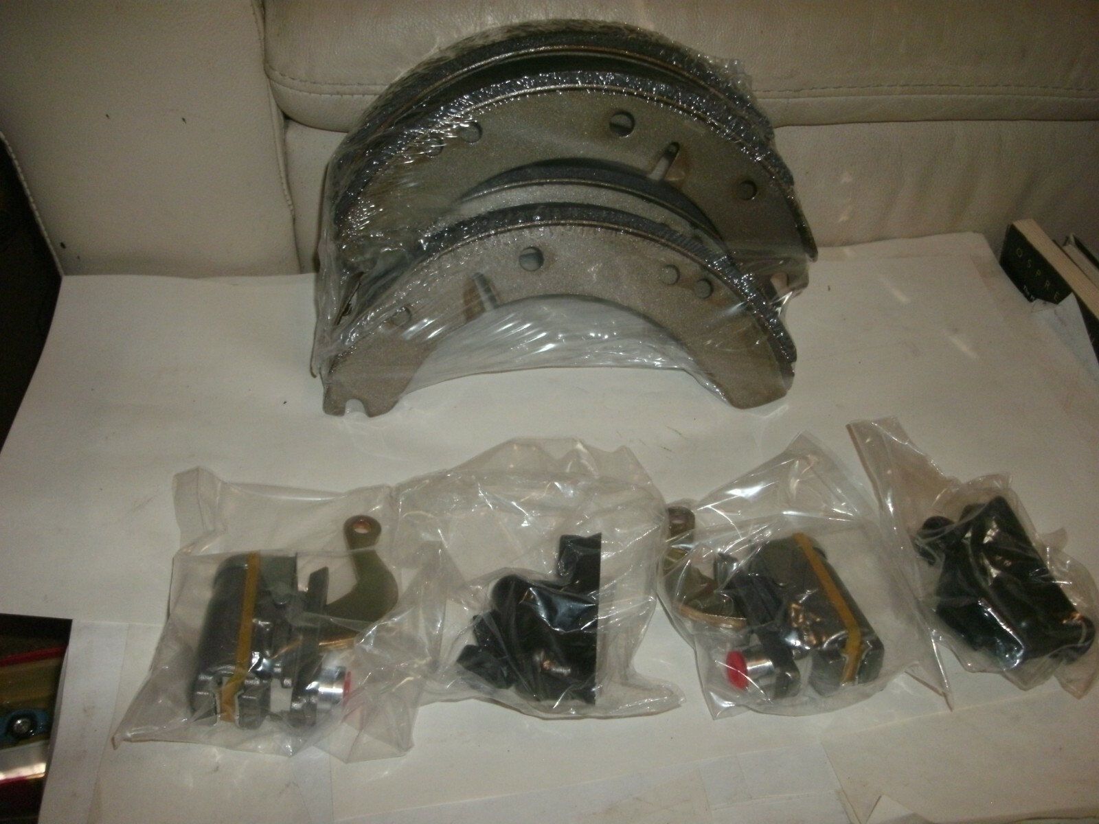 MGA NEW REAR BRAKE SHOE SET / 4 WITH 2  NEW REAR  WHEEL CYLINDERS  55-62 MGA 