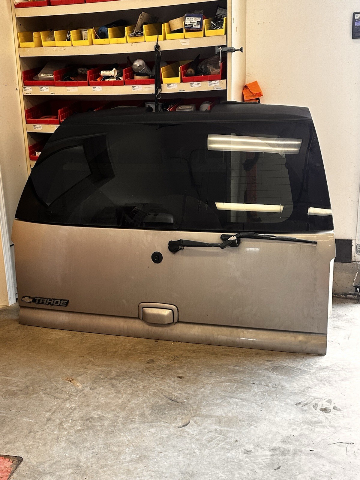 2001-2006 Chevy Tahoe OEM Decklid 2001-2006 Chevy Tahoe OEM Decklid