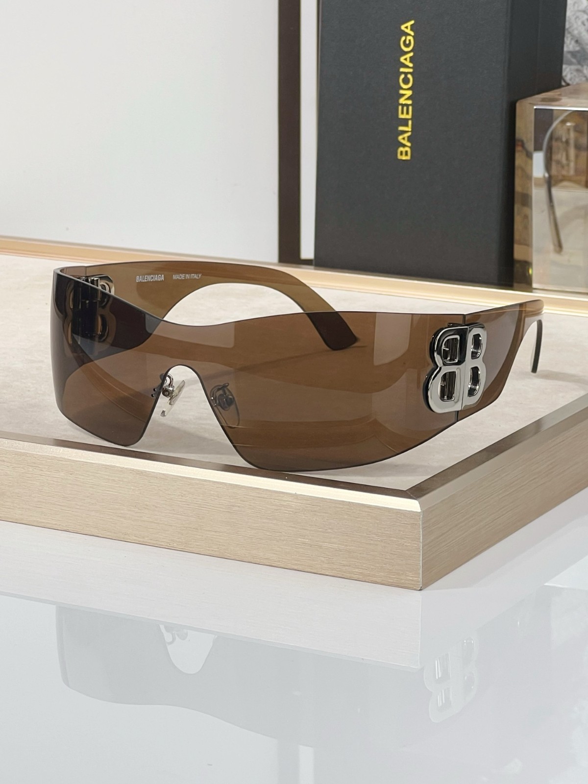Balenciaga BB0359S Eyewear One‑Piece Shield Style Brown Tint Lens 99‑01‑115 Balenciaga BB0359S Eyewear One‑Piece Shield Style Brown Tint Lens 99‑01‑115