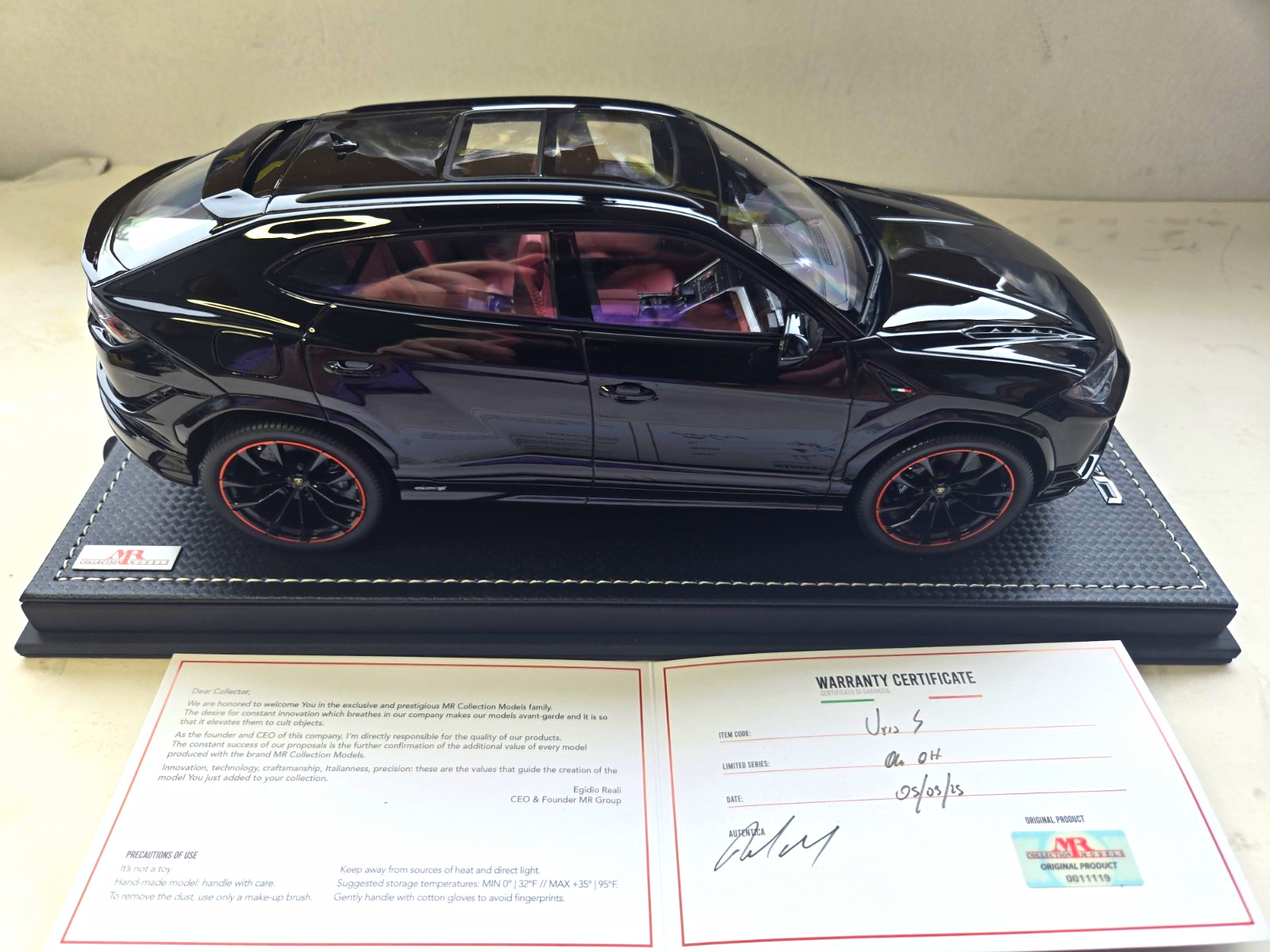 MR Collection Models 1:18 2025 Lamborghini Urus S Gloss Black w/ Case Limited MR Collection Models 1:18 2025 Lamborghini Urus S Gloss Black w/ Case Limited