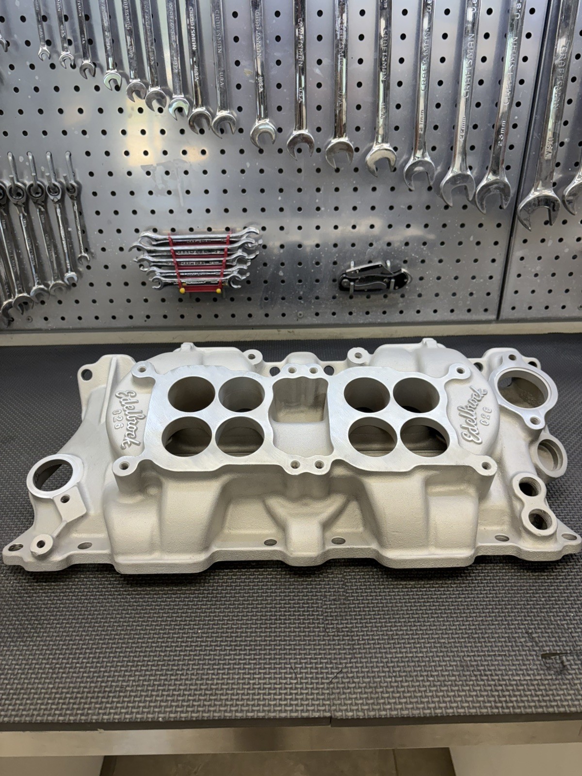Edelbrock SB Chevy 2x4 Aluminum Intake Manifold Dual Quad Carb C26 5425