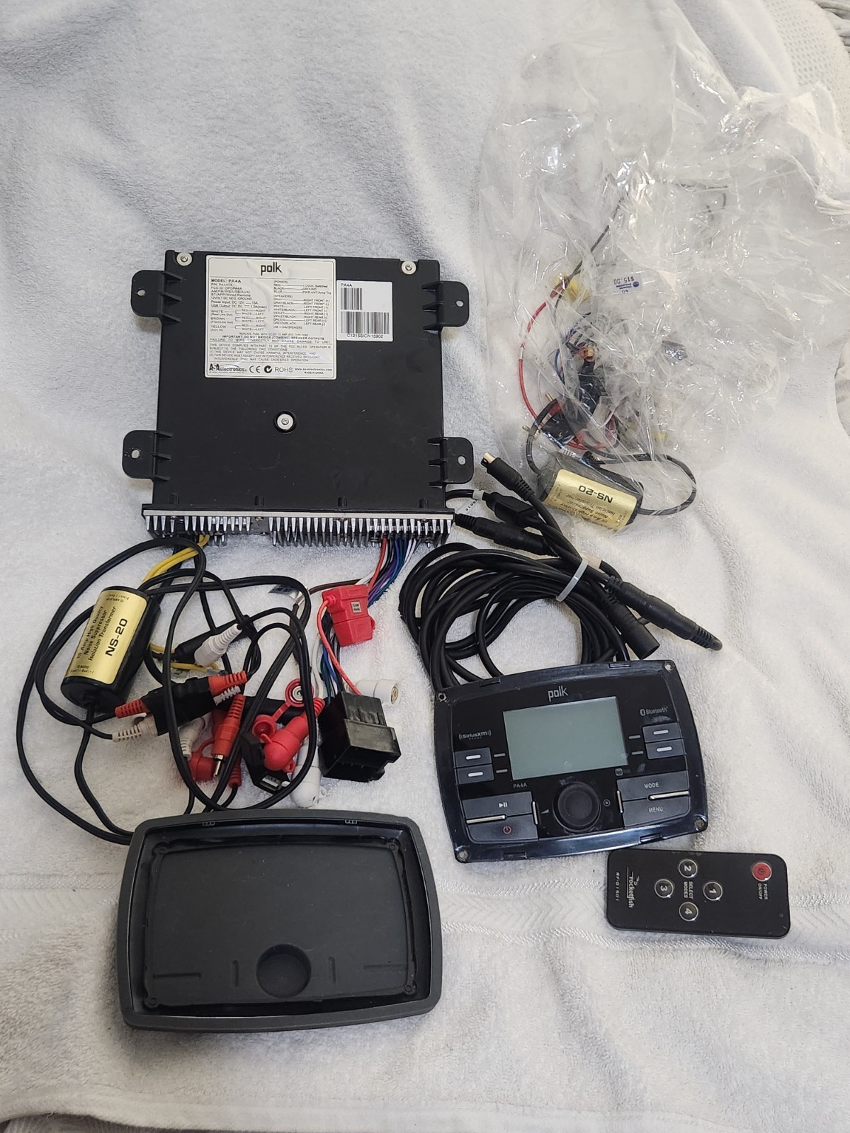 Polk PA4A Marine Stereo Head Unit And Black Box Receiver Polk PA4A Marine Stereo Head Unit And Black Box Receiver