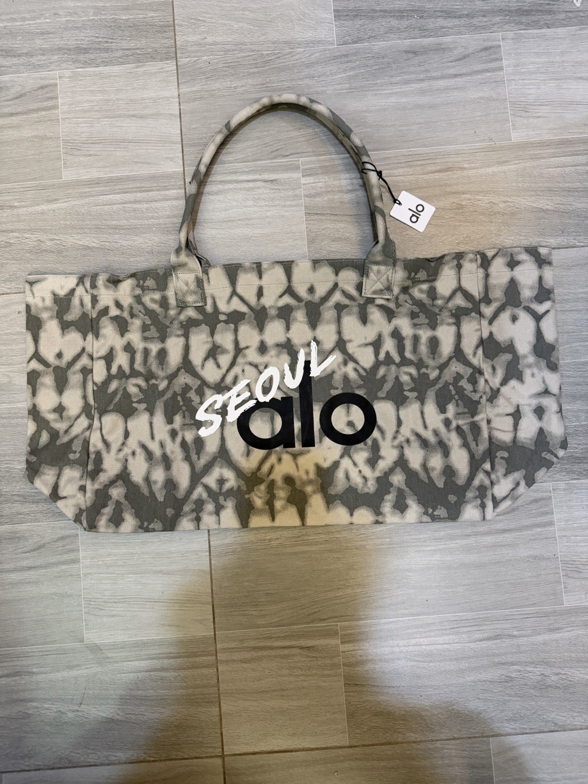Alo Yoga Seoul Limited Edition Gray Tie Dye Canvas Tote Shopper Beach Gym Bag