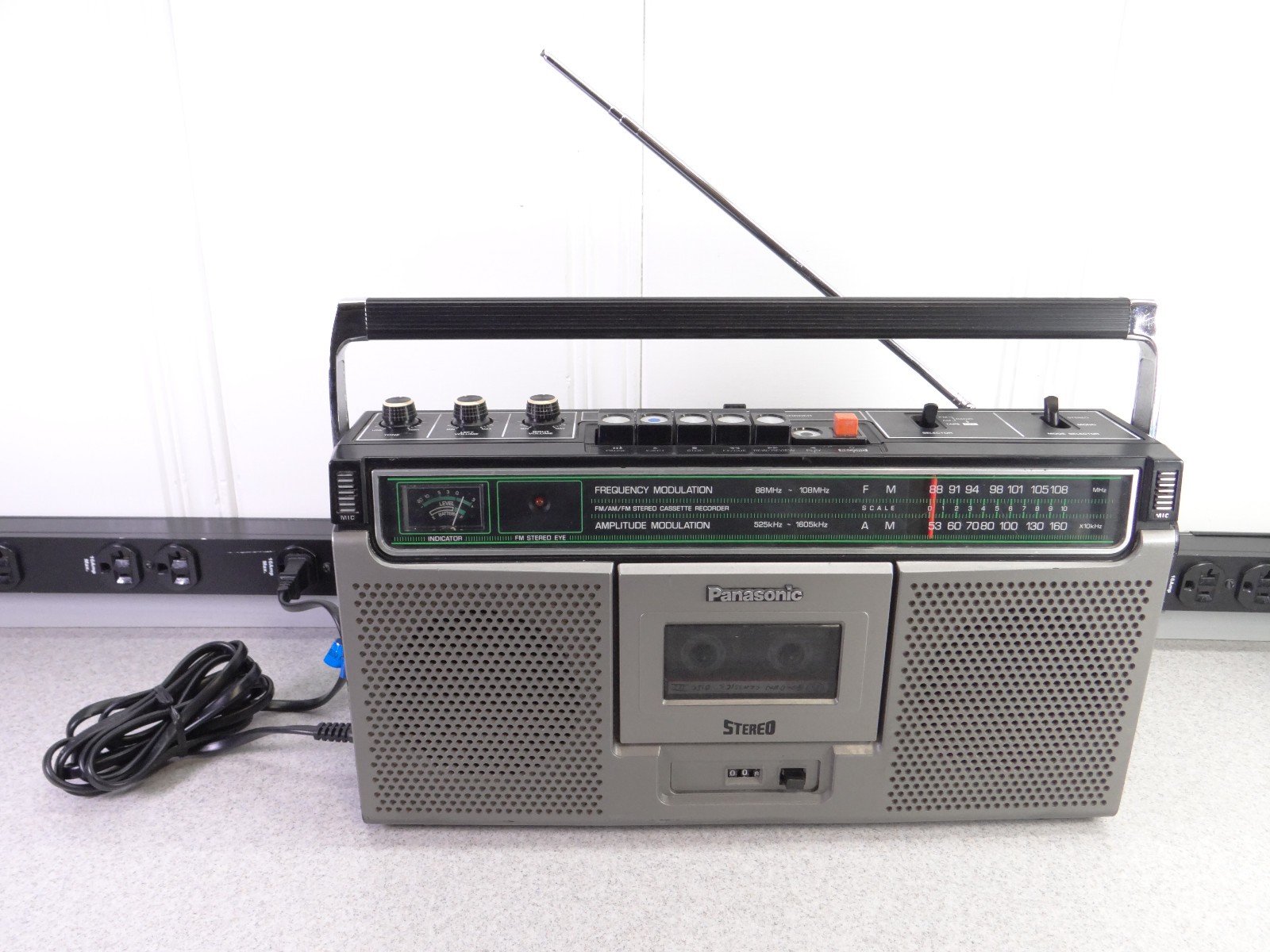 Vintage Panasonic RQ-4040 Boombox Radio Stereo Tape Cassette Recorder *Works Vintage Panasonic RQ-4040 Boombox Radio Stereo Tape Cassette Recorder *Works