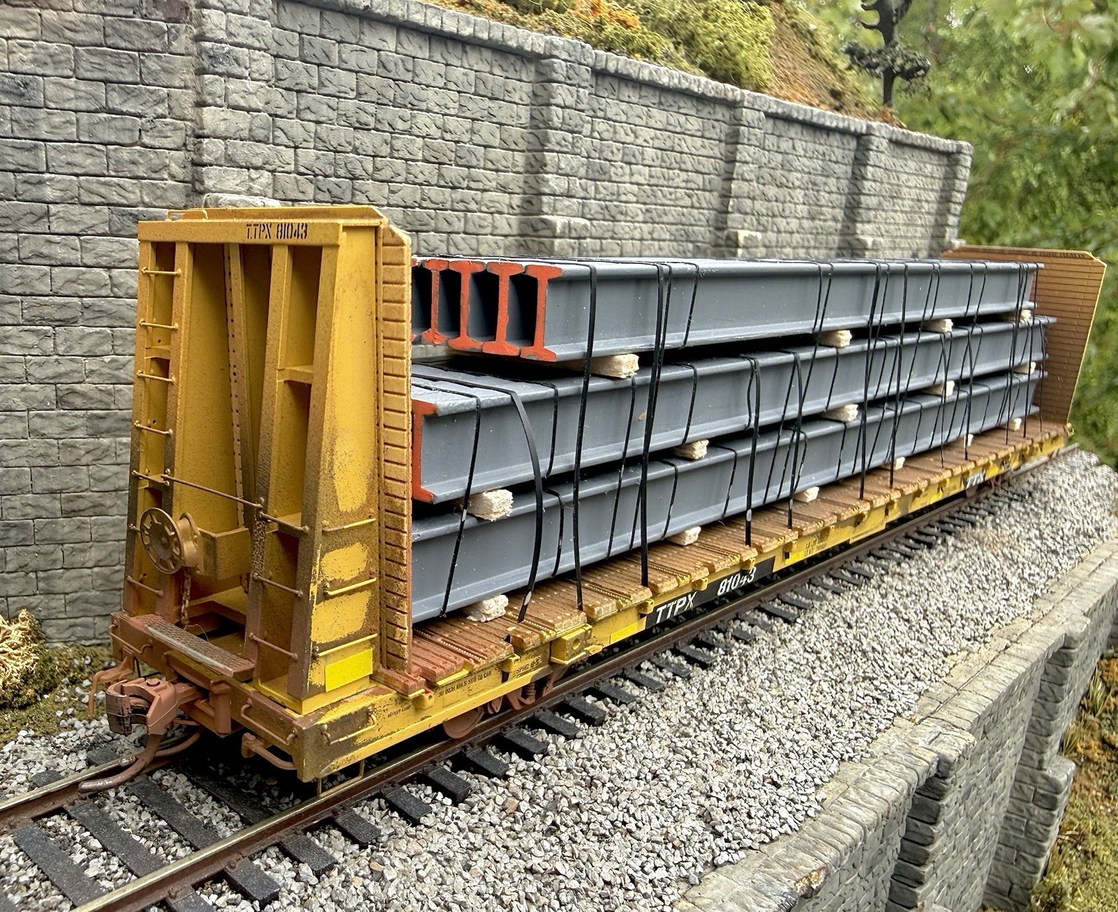 HO ScaleTrains Prototypical Flat Car Custom Load/NIB/weathered HO ScaleTrains Prototypical Flat Car Custom Load/NIB/weathered