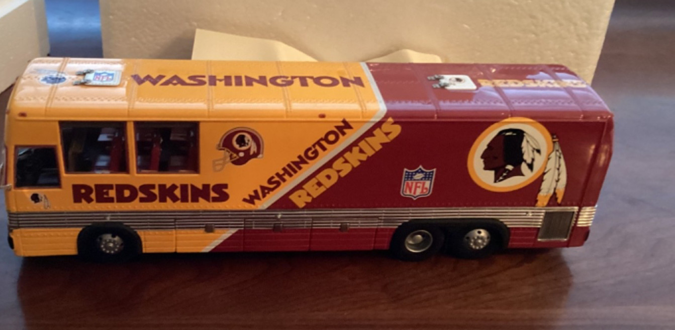 CLEARANCE WASHINGTON REDSKINS TEAM BUS. DANBURY MINT. NEW IN BOX CLEARANCE WASHINGTON REDSKINS TEAM BUS. DANBURY MINT. NEW IN BOX
