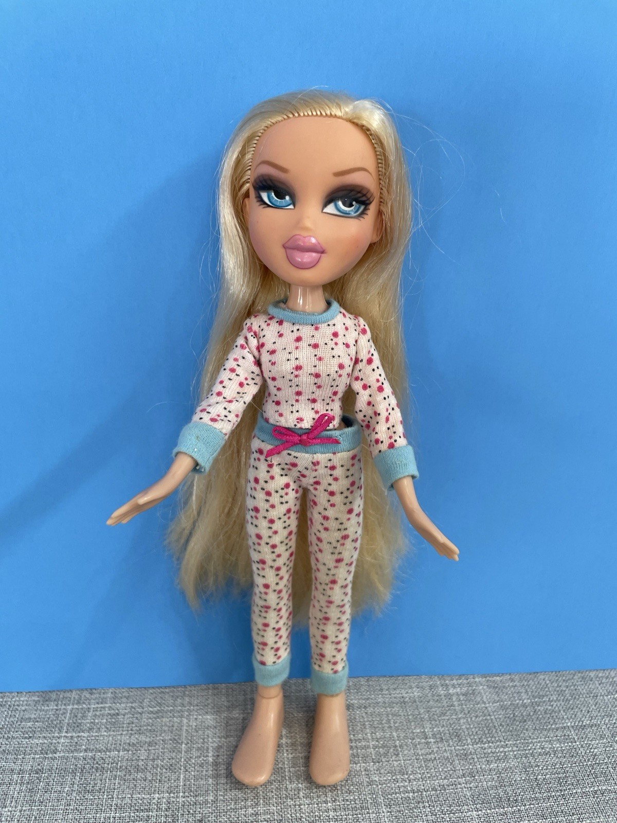 2008 Bratz World House Cloe Doll in Original Outfit Pajamas: Beautiful Hair 2008 Bratz World House Cloe Doll in Original Outfit Pajamas: Beautiful Hair