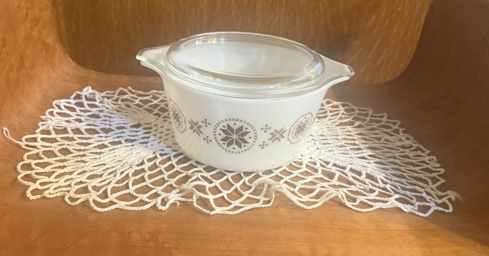 Vintage Pyrex Town and Country 1 Quart Round White W/Brown Hex Bowl W/lid 473