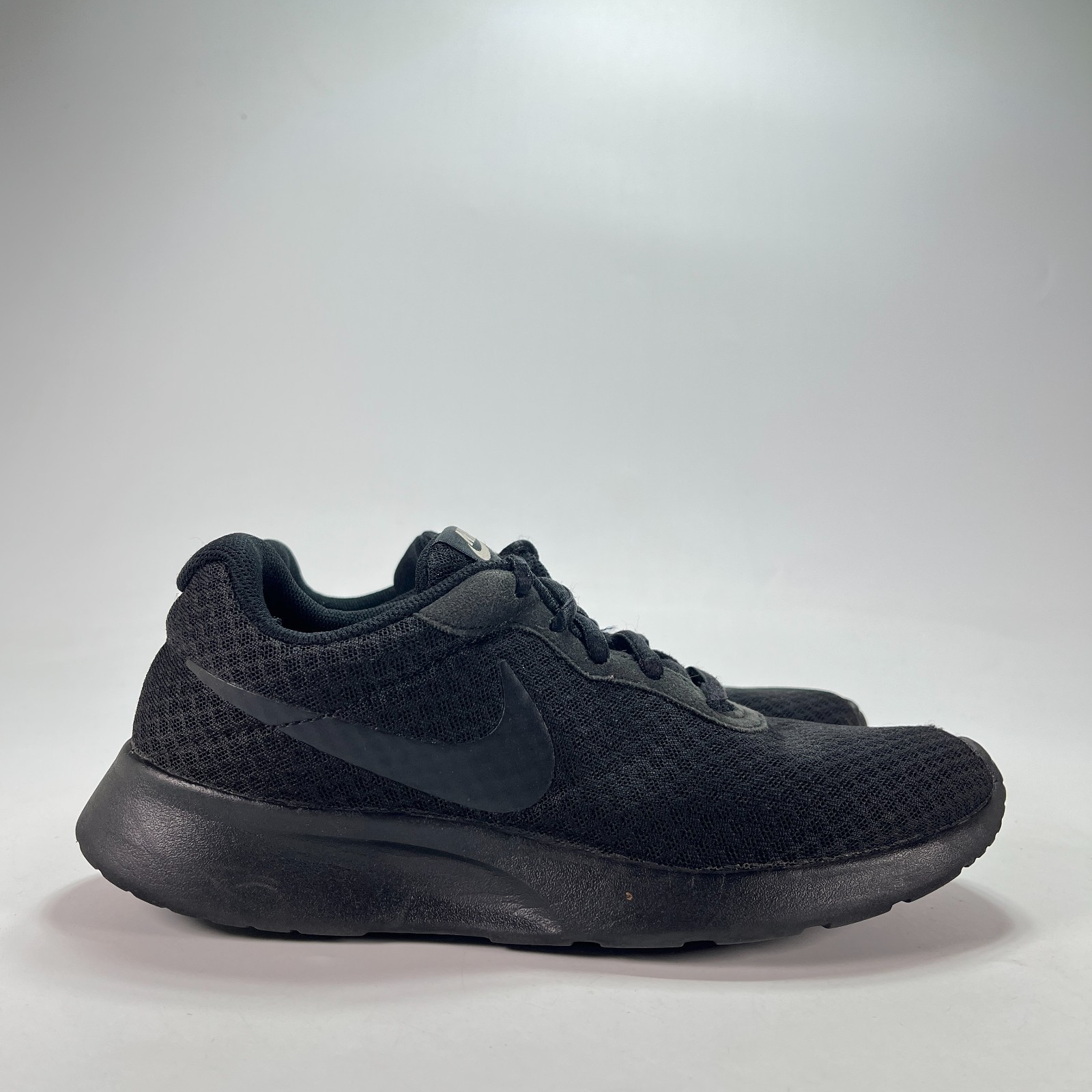 Nike Tanjun Triple Black Lightweight Running Shoes 812655-002 Women\'s Size 8