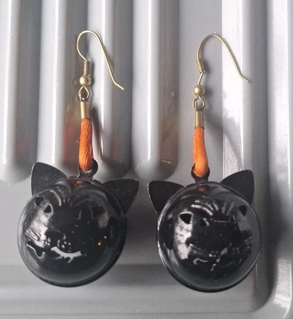 Gorgeous Vintage Black Cat Metal Bell Dangle Halloween Earrings w brass findings Gorgeous Vintage Black Cat Metal Bell Dangle Halloween Earrings w brass findings