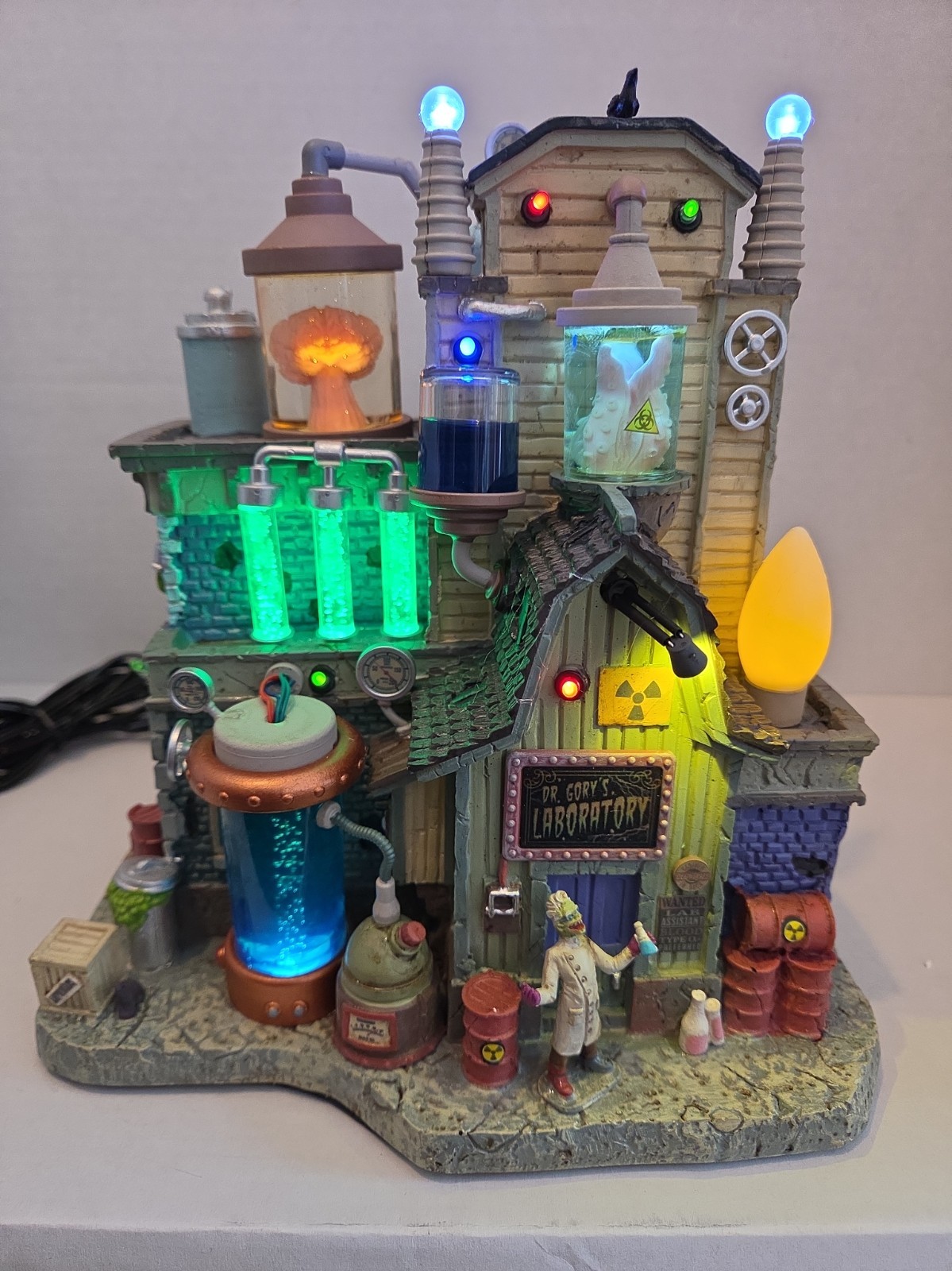 Lemax Spooky Town 2022 DR GORY'S LABORATORY #25844 - Lighted Building Lemax Spooky Town 2022 DR GORY'S LABORATORY #25844 - Lighted Building