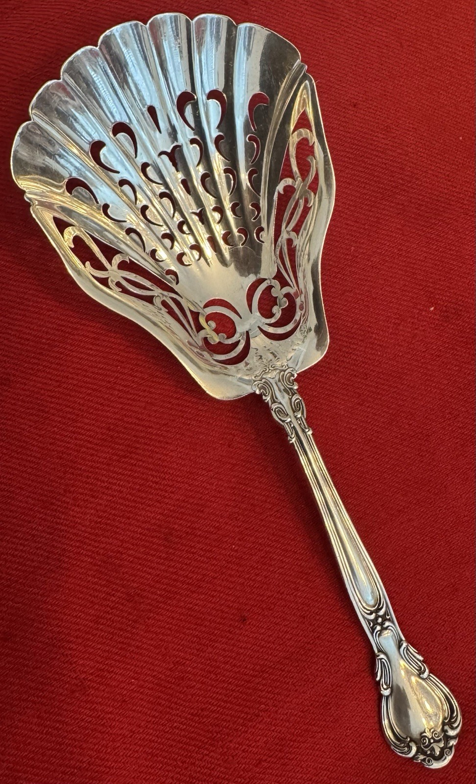 GORHAM CHANTILLY STERLING SARATOGA CHIP SERVER 1895 8 ⅞”” LONG GORHAM CHANTILLY STERLING SARATOGA CHIP SERVER 1895 8 ⅞”” LONG