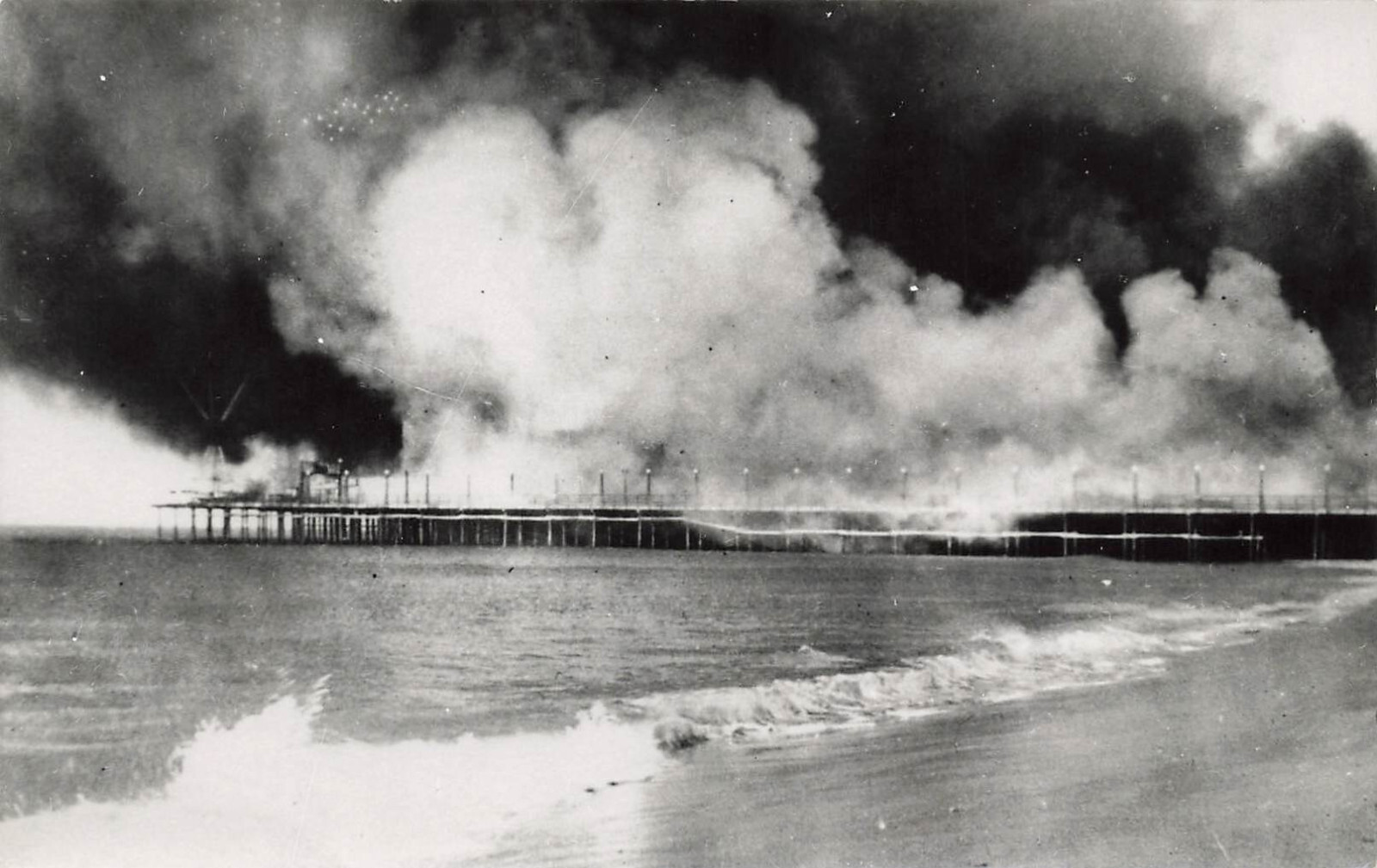 PIER ON FIRE REAL PHOTO POSTCARD ATLANTIC CITY NJ NEW JERSEY 1949 RPPC