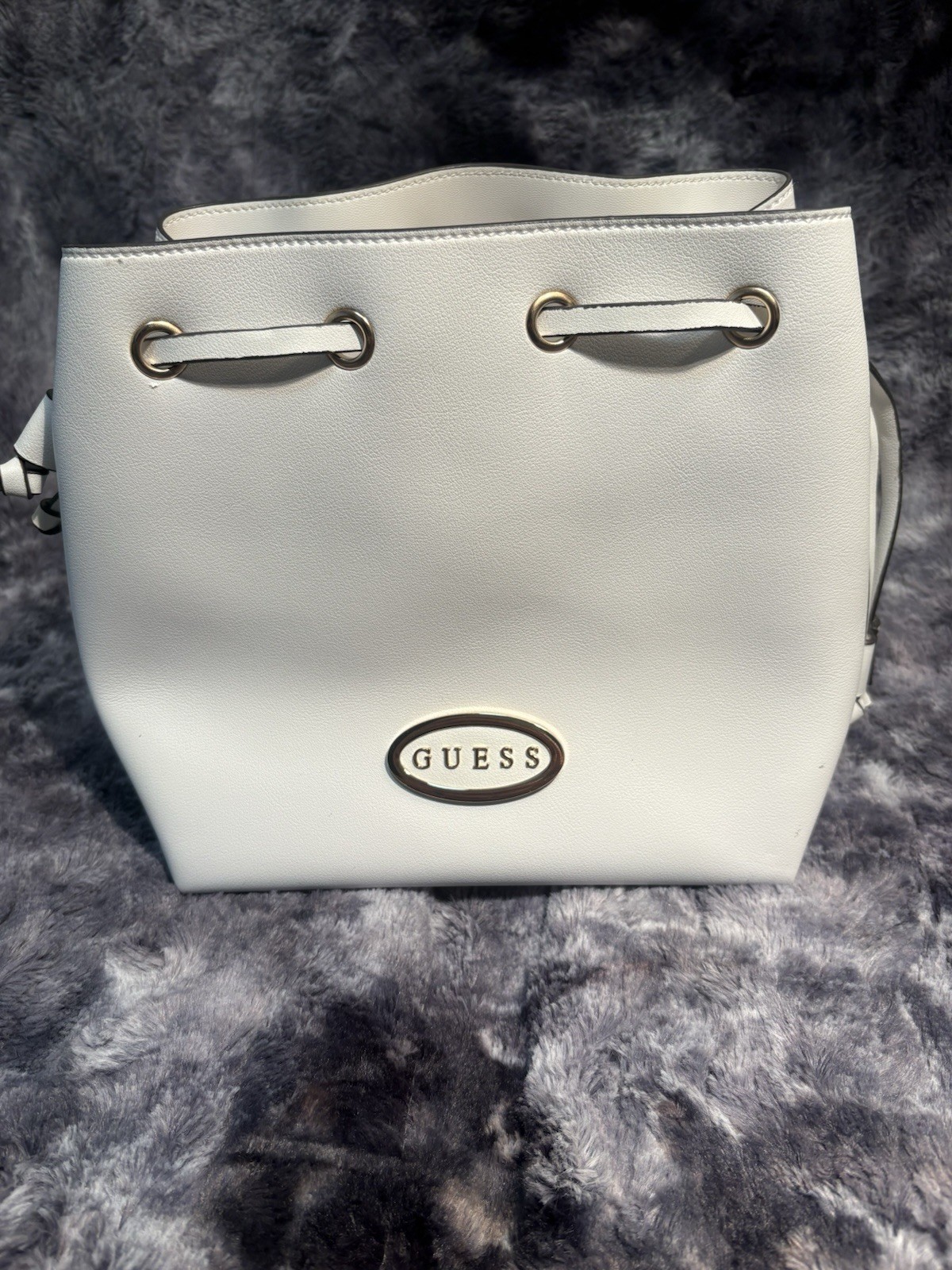 GUESS Womens White Bucket Bag Handbag Drawstring Gold Chain Shoulder Bag Purse