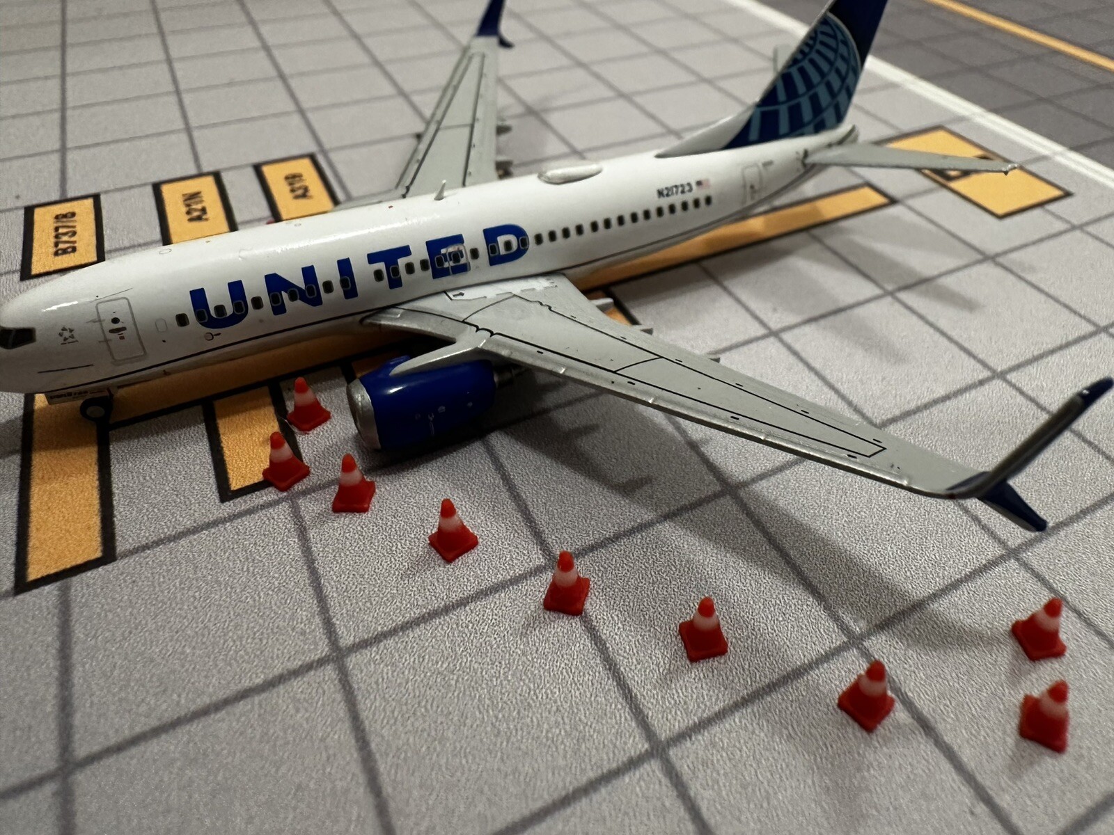 24x Premium Airport Traffic Cones Aircraft GSE 1:400 Scale Diorama (Red/White)