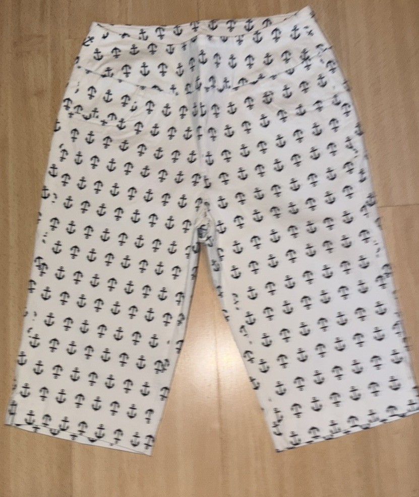 Lulu-B Ladies  White  with Blue Anchor Print Pull On shorts Sz 6 UPF 50+  (10)
