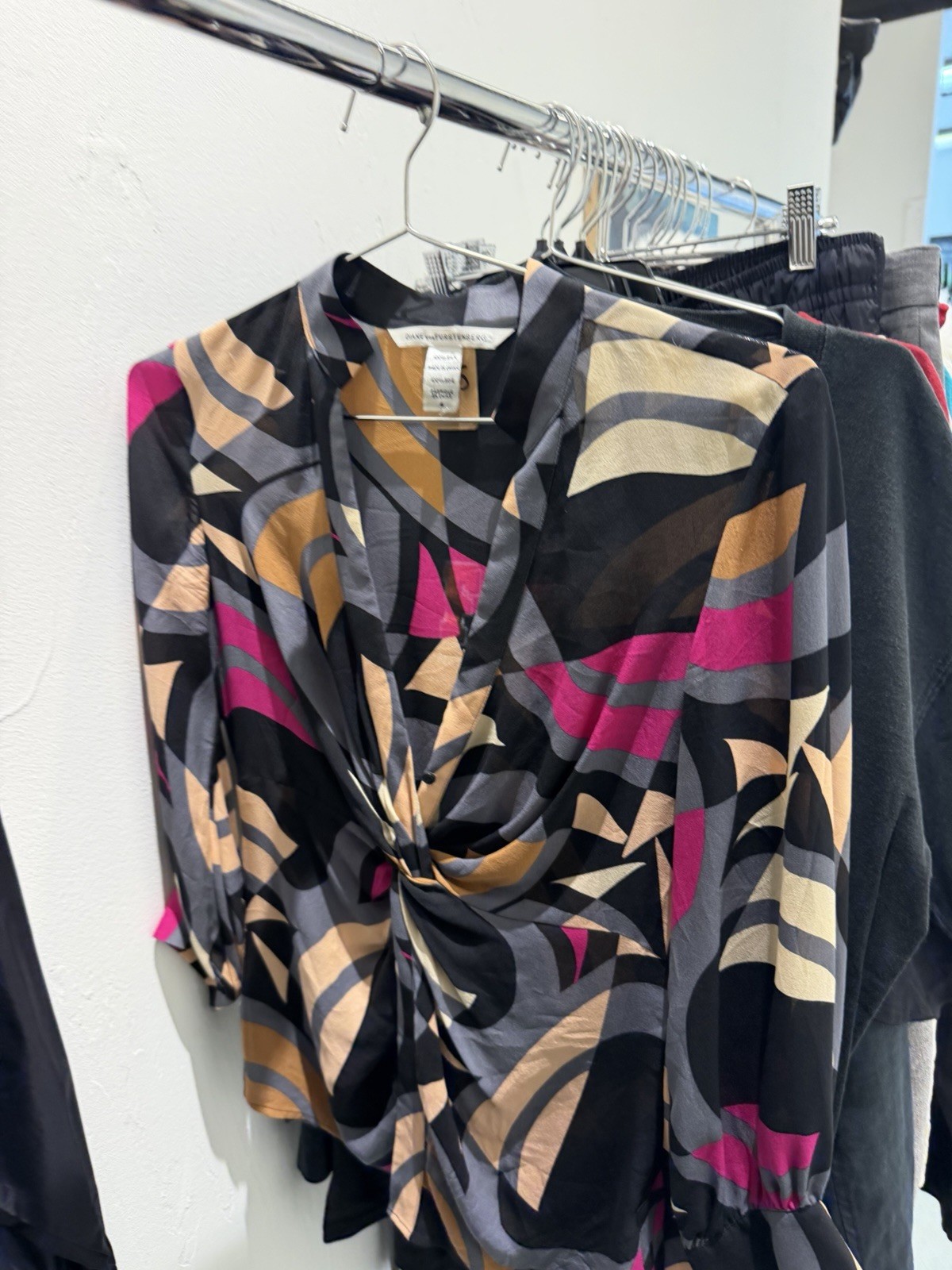 Diane von Furstenberg DVF 100% Silk Abstract Twist Front Blouse Size 8 Diane von Furstenberg DVF 100% Silk Abstract Twist Front Blouse Size 8