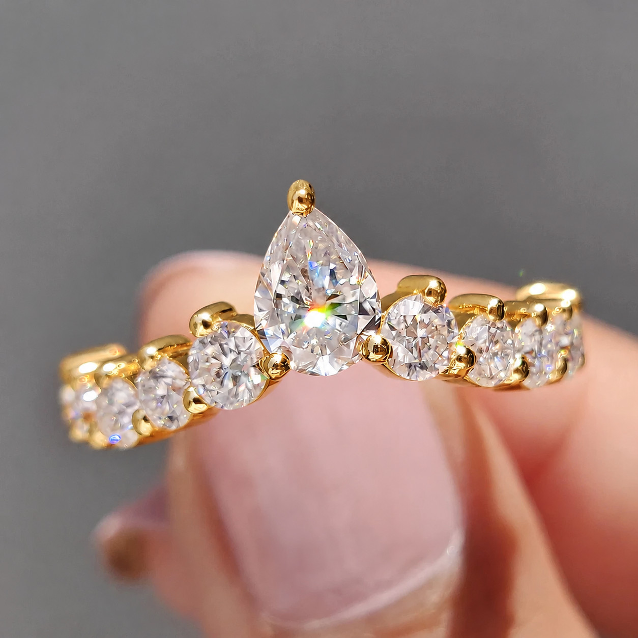 IGI 2.10CT Pear-Cut E/VS Lab Grown Diamond Engagement Crown Band 14KYelllow Gold