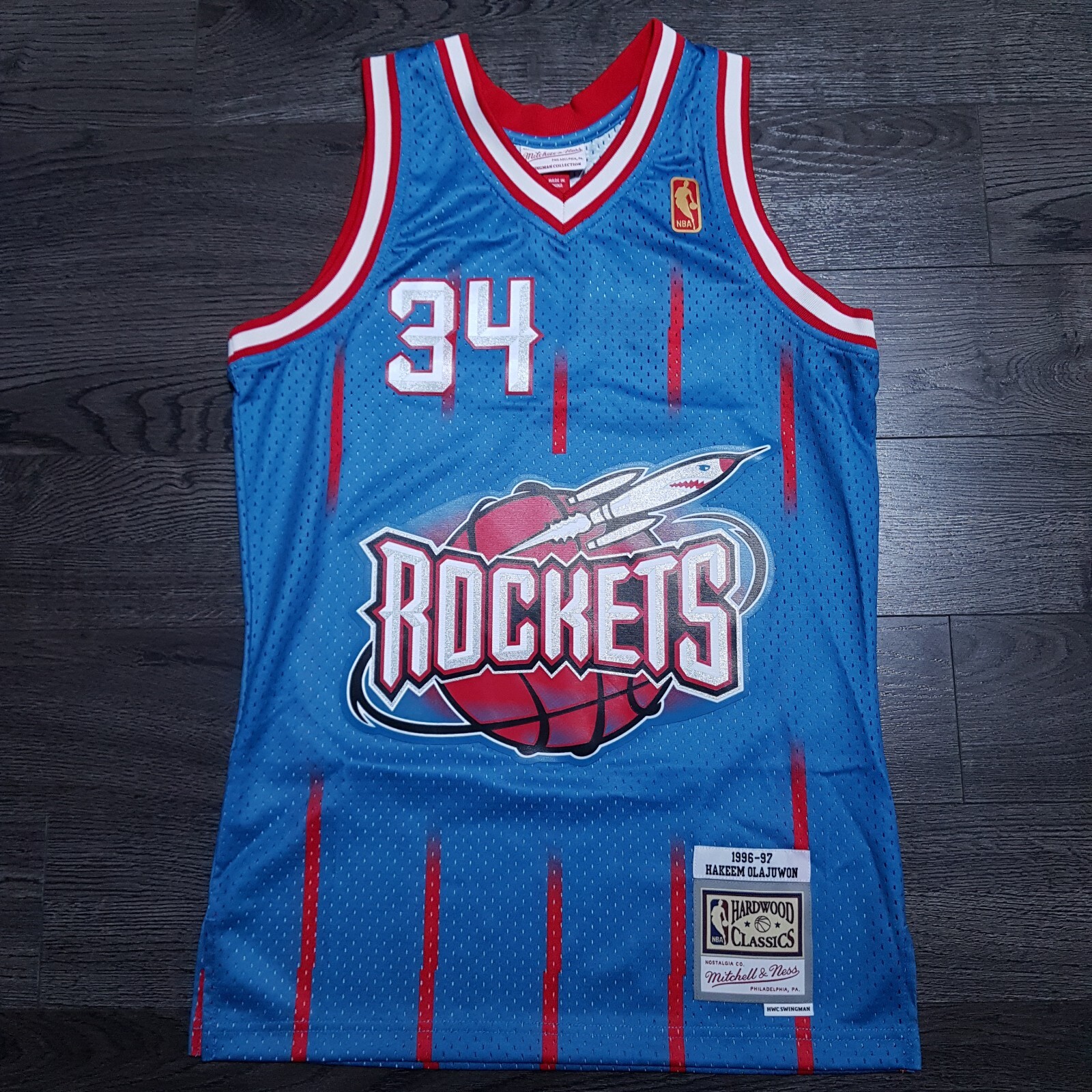 MITCHELL & NESS 1996 Houston Rockets Hakeem Olajuwon Swingman Jersey Mens SMALL