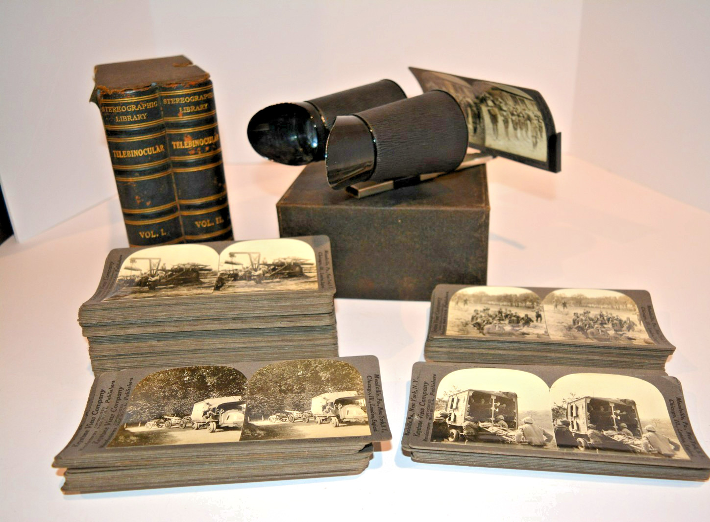 Keystone View Co Stereoscope Picture Viewer w/ 88 Stereoview Cards World War Set