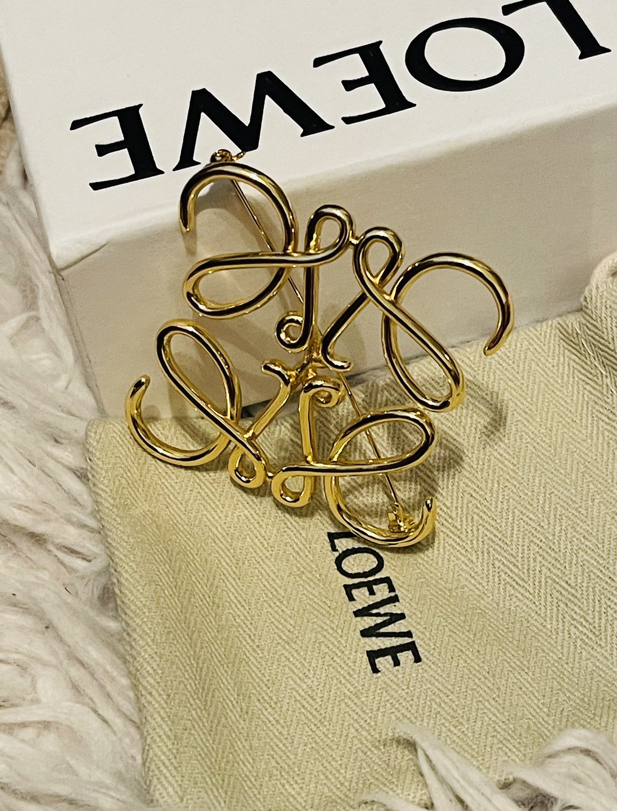 Loewe Vintage Golden Anagram Brooch Pin Stainless Steel Gold/giftbox Loewe Vintage Golden Anagram Brooch Pin Stainless Steel Gold/giftbox