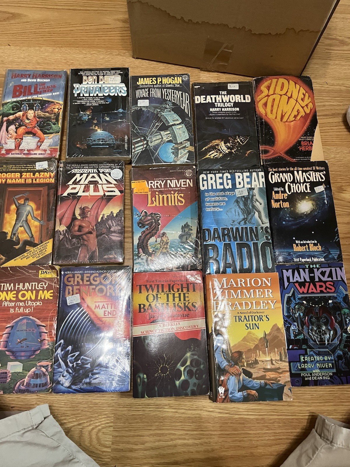 Lot of 15 Vintage Sci Fi Fantasy Space Alien Paperback Books Fantasy  See Pict