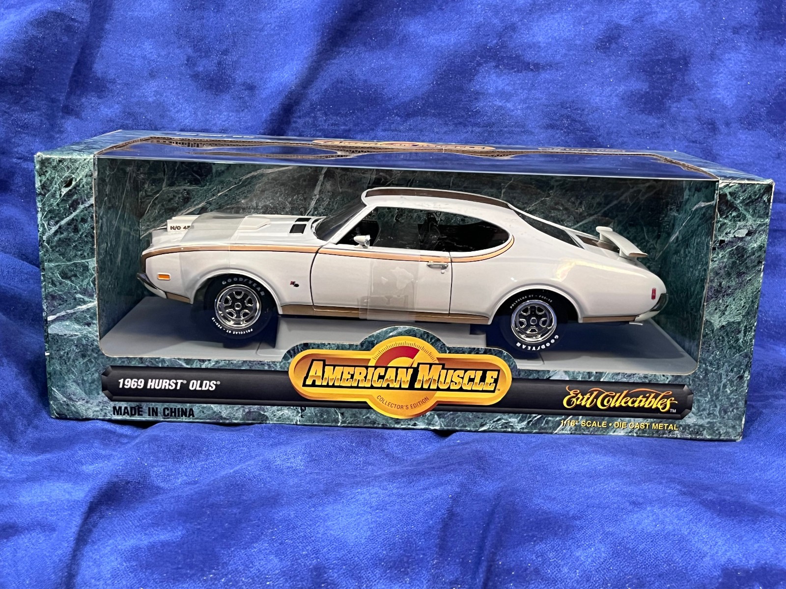 Ertl American Muscle 1969 Hurst Olds ~ White & Gold w/ Black Interior ~ 1:18 NIB