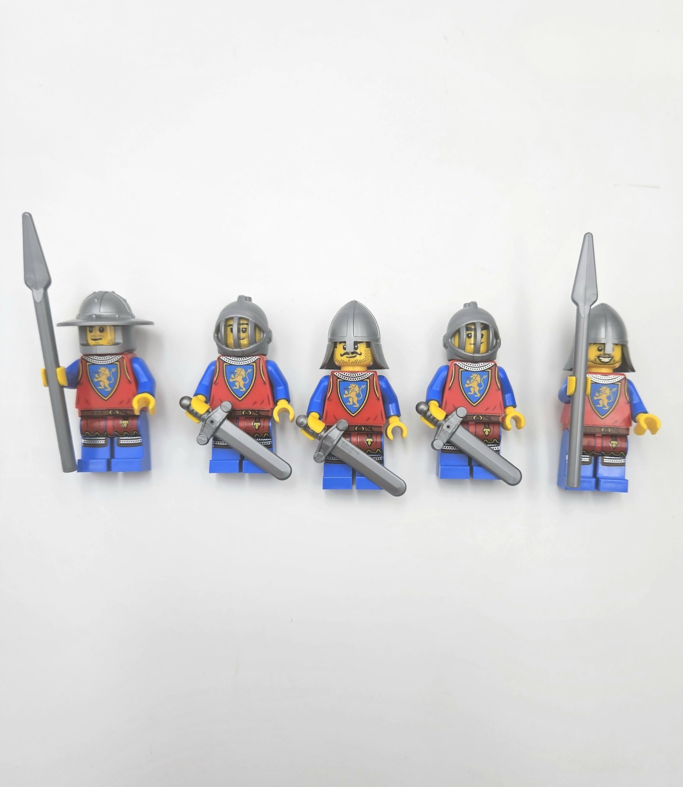 LEGO CASTLE KNIGHTS LION KNIGHTS x5 MINIFIGURES LOT OF 5 NEW WITH WEAPONS 