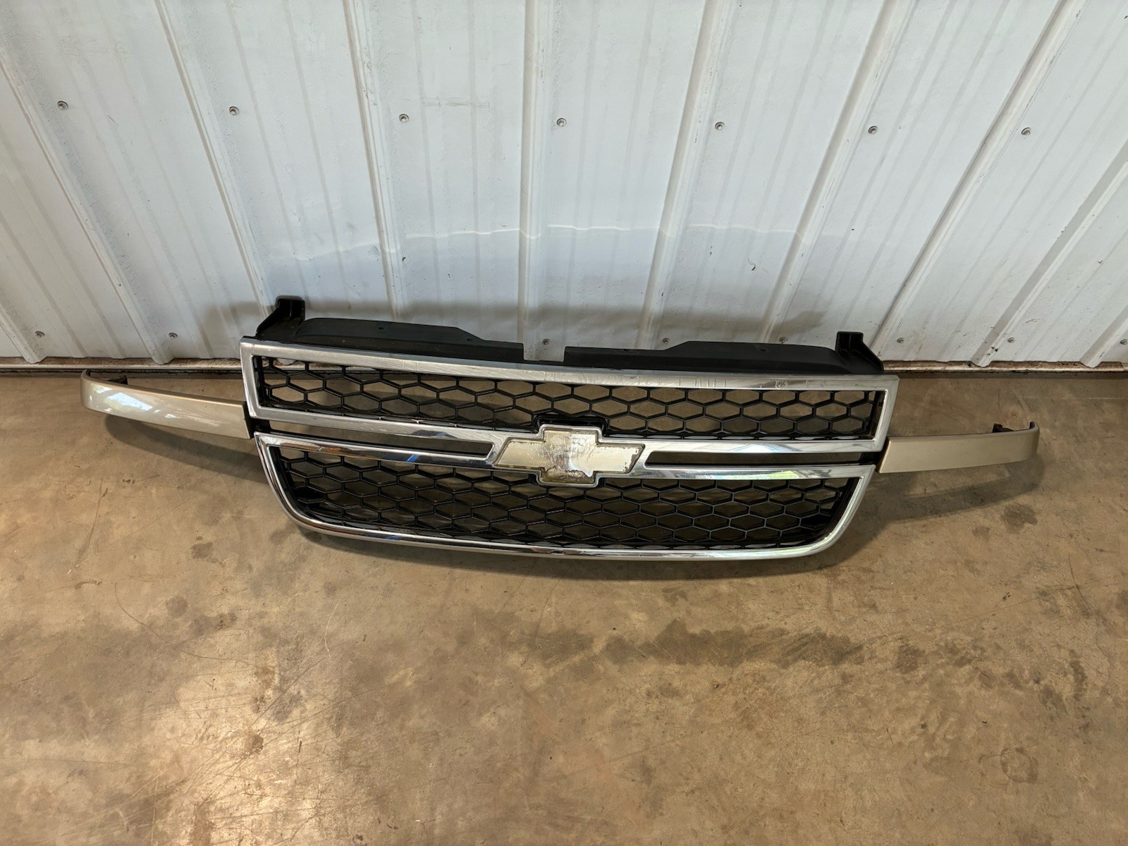 2005-2007 CHEVROLET SILVERADO FRONT BUMPER GRILLE 10397947 10397948 10397949 2005-2007 CHEVROLET SILVERADO FRONT BUMPER GRILLE 10397947 10397948 10397949