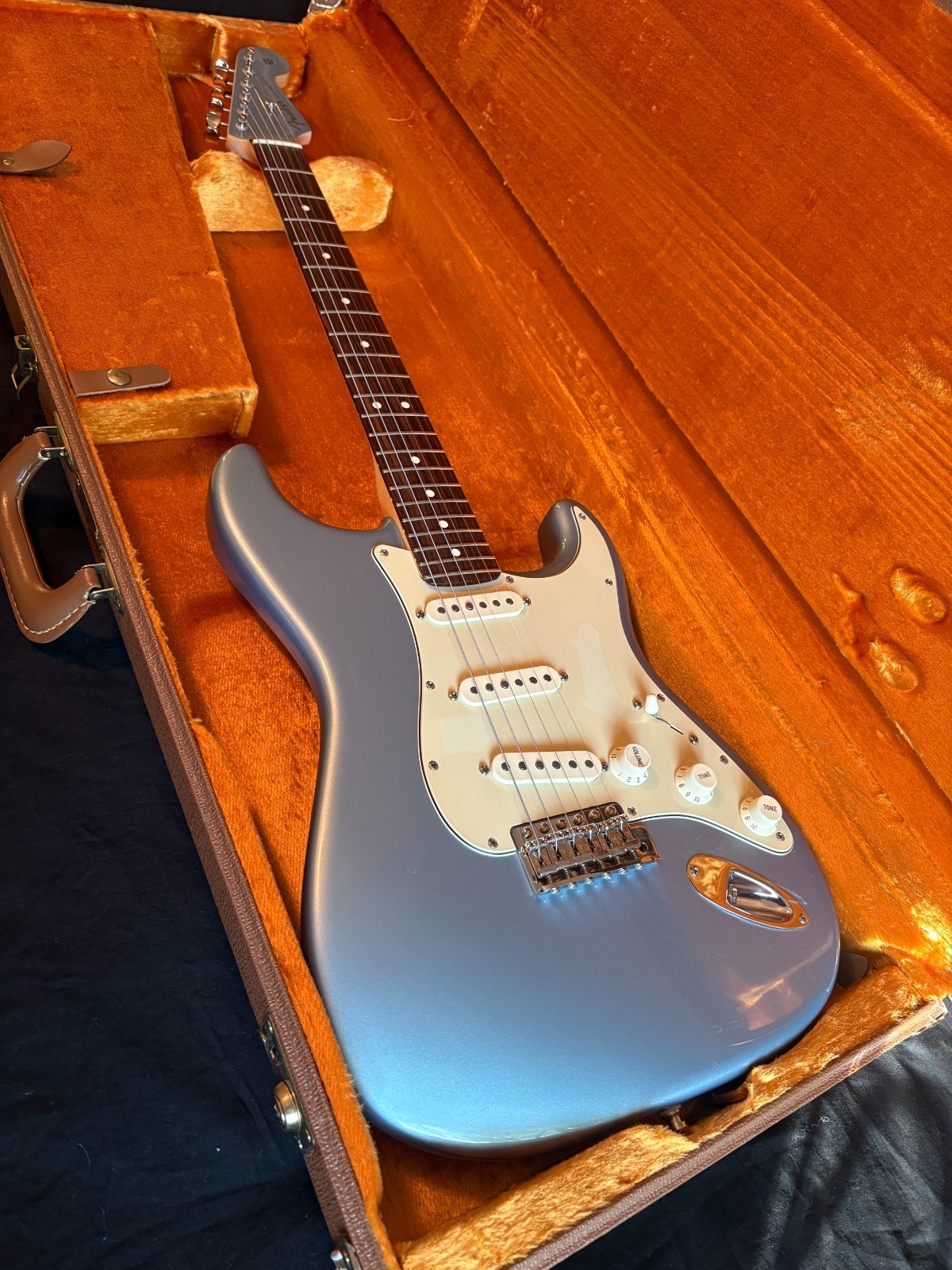 Fender FSR American Deluxe '62 Stratocaster Ice Blue Metallic Matching Headstock