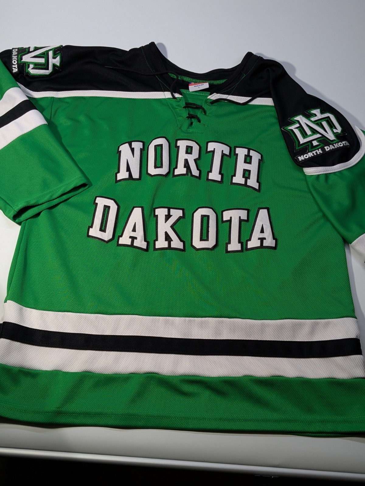 Men’s Champion North Dakota Small Hockey Jersey Embroidered V-Neck Laces Vintage Men’s Champion North Dakota Small Hockey Jersey Embroidered V-Neck Laces Vintage