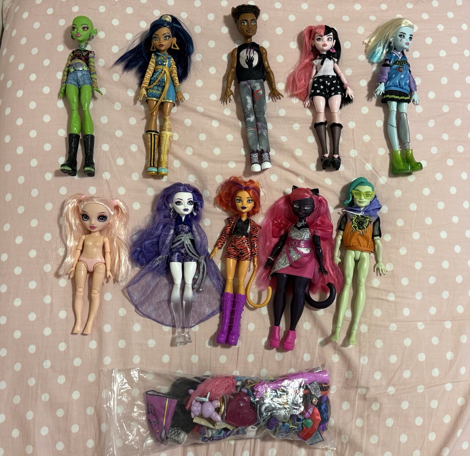Monster High Doll Lot + Outfits/Shoes/accessories + bonus rainbow high doll 