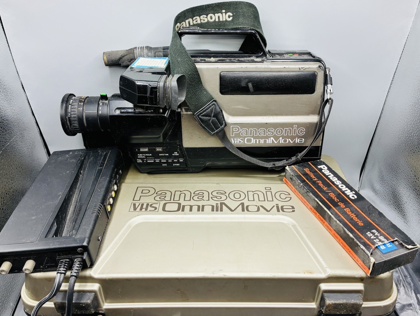 Vintage 1986 Panasonic VHS OmniMovie Camcorder w/Battery Pack & Case PV220D Vintage 1986 Panasonic VHS OmniMovie Camcorder w/Battery Pack & Case PV220D