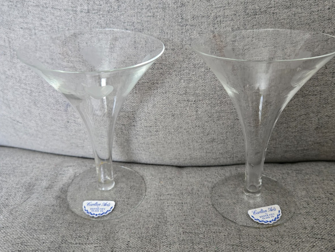 Set of 2 Vintage 50's Toasting Champagne Cocktail Glasses with Etched Hearts Set of 2 Vintage 50's Toasting Champagne Cocktail Glasses with Etched Hearts