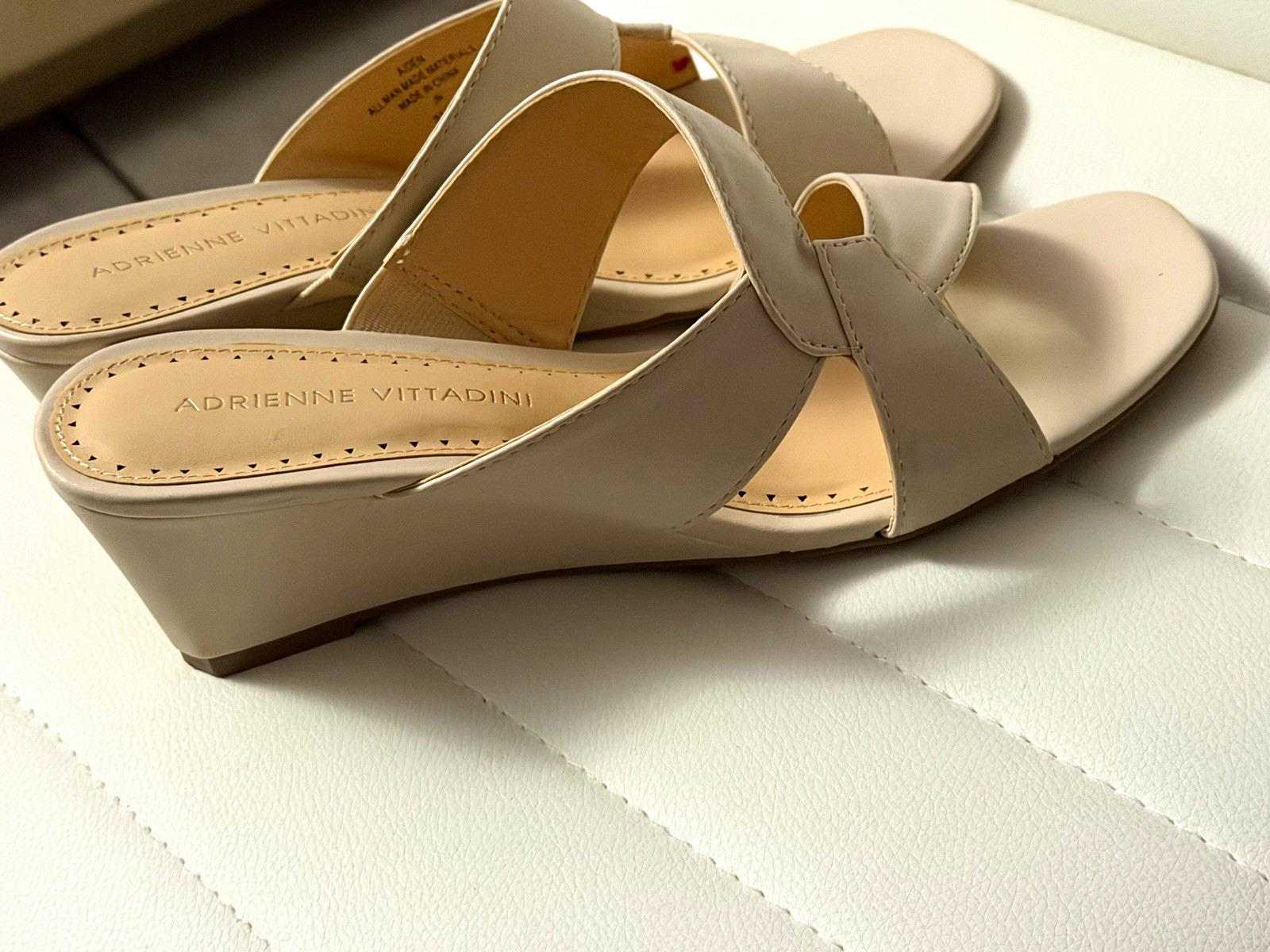 Adrienne Vittadini Women\'s Beige Leather Wedge Sandals Slip On Stitched 7.5M Adrienne Vittadini Women\'s Beige Leather Wedge Sandals Slip On Stitched 7.5M